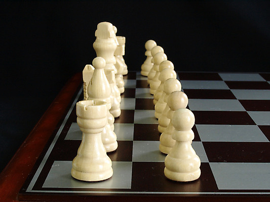 포토 JPG 해외이미지 놀이 사람없음 목재 게임 흰색 체스 계획 왕 체스판 전략 줄서기 해외202004 해외포토 나무 컬러 컨셉 재료 모션 파일형식 이미지허브