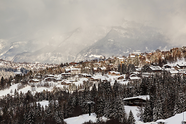 포토 JPG 해외이미지 나무 구름 유럽 스포츠 여행 크리스마스 겨울 자연 하늘 지붕 휴가 스키 산 주택 안테나 풍경 경사 사람없음 야외 건물 도시풍경 마을 계곡 추위 프랑스 안개 흰색 도시 소나무 스노우보드 숲 가루 언덕 휴양지 서리 알프스 타운 전나무 스카이라인 프랑스어 뿌연 눈내림 해외202004 해외포토 자연요소 식물 문자 건축물 계절 기념일 나라 컬러 통신 날씨 겨울스포츠 눈_날씨 장소 보드_스포츠 생태계 파일형식 이미지허브