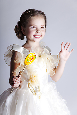 포토 JPG 해외이미지 백인 헤어스타일 손 응시 드레스 여자 딸 행복 얼굴 어린이 포즈 손가락 건강 사탕 한명 사람 기쁨 육아 걸음마 해외202004 해외포토 서양인 1 시선 옷 감정 가족 모션 디저트 신체부위 파일형식 이미지허브