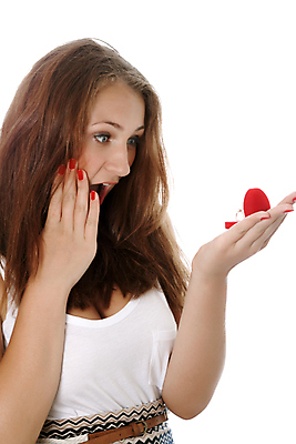 포토 JPG 해외이미지 손 여자 행복 결혼 장신구 손가락 결혼식 휴가 발렌타인데이 선물 사랑 한명 미소 사람 빨간색 상자 유행 놀람 펼침 기쁨 반지 재산 황금 고급 보석 심볼 만족 다이아몬드 약혼 생강 보물 빨간머리 고립 완전 해외202004 해외포토 1 헤어스타일 감정 컬러 컨셉 채소 모션 데이이벤트 표정 이벤트 신체부위 금융 광석 약속 파일형식 이미지허브