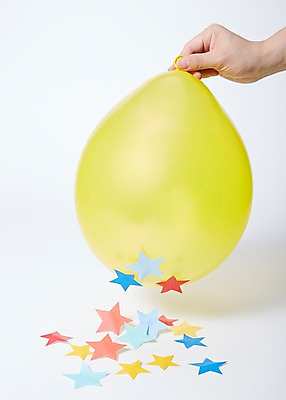 포토 JPG 스튜디오촬영 모양 손 교육 별 종이 과학 백그라운드 한손 실내 한명 들기 신체부위 오브젝트 교구 풍선 색종이 국내포토 자연요소 1 모션 사람 내부 파일형식