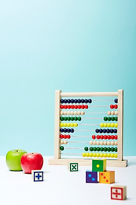 포토 JPG 스튜디오촬영 교육 백그라운드 과일 탁자 실내 사람없음 주판 수학 계산 사과 오브젝트 주사위 교구 주산 국내포토 가구 교과목 내부 계산기 파일형식