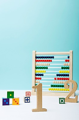 포토 JPG 스튜디오촬영 교육 백그라운드 탁자 실내 사람없음 아웃포커스 숫자 주판 수학 계산 오브젝트 주사위 교구 주산 국내포토 문자 가구 교과목 촬영기법 내부 계산기 파일형식