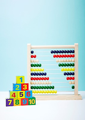 포토 JPG 스튜디오촬영 교육 백그라운드 탁자 실내 사람없음 장난감 숫자 블록 주판 수학 계산 오브젝트 교구 주산 국내포토 문자 가구 교과목 내부 계산기 파일형식