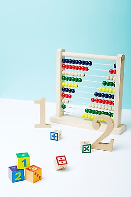 포토 JPG 스튜디오촬영 교육 백그라운드 탁자 실내 사람없음 숫자 블록 주판 수학 계산 X 덧셈 플러스 오브젝트 교구 나누기 곱셈 나눗셈 주산 국내포토 문자 기호 알파벳 가구 교과목 내부 계산기 사칙연산 파일형식