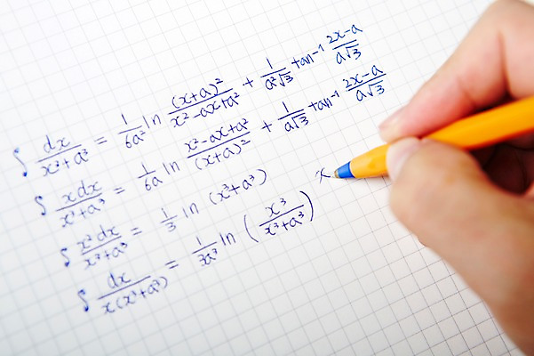 포토 JPG 스튜디오촬영 손 교육 백그라운드 학용품 한손 실내 한명 들기 근접촬영 신체부위 필기구 펜 공책 수학 오브젝트 교구 문제 공식 국내포토 1 뷰포인트 교과목 모션 문구용품 사람 내부 파일형식