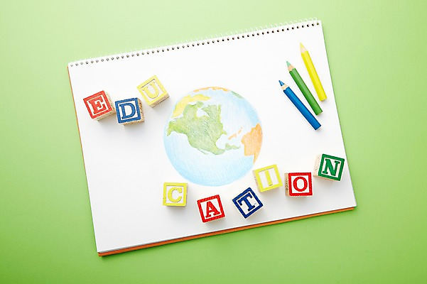 포토 JPG 스튜디오촬영 알파벳 영어 교육 지구 백그라운드 대문자 색연필 실내 사람없음 단어 필기구 블록 스케치북 오브젝트 그림 교구 국내포토 문자 문구용품 학용품 내부 파일형식