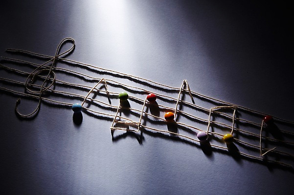 포토 JPG 스튜디오촬영 교육 음악 백그라운드 음표 실내 사람없음 실 높은음자리표 오브젝트 교구 오선지 국내포토 기호 문화예술 내부 악보 오선 파일형식