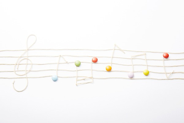 포토 JPG 스튜디오촬영 교육 줄 음악 백그라운드 음표 실내 사람없음 실 높은음자리표 오브젝트 교구 오선지 국내포토 기호 문화예술 내부 악보 오선 파일형식