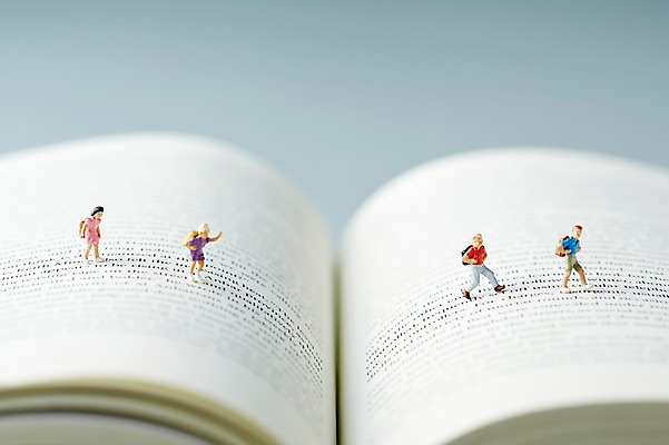 포토 JPG 스튜디오촬영 교육 인형 배경화면 백그라운드 실내 근접촬영 사람없음 아웃포커스 책 장난감 독서 펼침 미니어처 피규어 오브젝트 교구 국내포토 뷰포인트 모션 촬영기법 내부 모형 파일형식