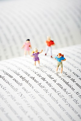 포토 JPG 스튜디오촬영 교육 인형 배경화면 백그라운드 실내 근접촬영 사람없음 아웃포커스 책 장난감 독서 펼침 미니어처 피규어 오브젝트 교구 국내포토 뷰포인트 모션 촬영기법 내부 모형 파일형식