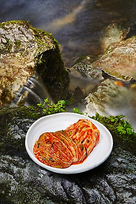 포토 JPG 주간 식물 그릇 식기 접시 한식 반찬 김치 한국 풍경 근접촬영 사람없음 야외 물 계곡 전통음식 돌_바위 바위 풀 강원도 발효 배추김치 발효음식 국내포토 자연요소 전통 아시아 음식 뷰포인트 파일형식