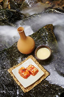 포토 JPG 주간 그릇 식기 접시 한식 반찬 김치 잔 주류 한국 풍경 근접촬영 사람없음 야외 물 계곡 전통음식 돌_바위 바위 사발 병 안주 강원도 발효 배추김치 막걸리 발효음식 국내포토 자연요소 전통 아시아 음료 음식 뷰포인트 사기그릇 파일형식