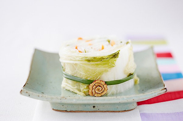 포토 JPG 스튜디오촬영 그릇 식기 접시 한식 반찬 김치 실내 근접촬영 사람없음 아웃포커스 전통음식 식탁보 배추 발효 백김치 발효음식 국내포토 전통 음식 뷰포인트 채소 촬영기법 내부 파일형식