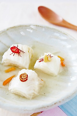 포토 JPG 스튜디오촬영 그릇 식기 접시 한식 반찬 김치 수저 실내 근접촬영 사람없음 아웃포커스 장식 전통음식 발효 백김치 발효음식 국내포토 전통 음식 뷰포인트 촬영기법 내부 파일형식