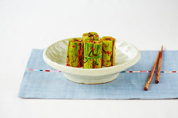 포토 JPG 스튜디오촬영 그릇 식기 접시 한식 젓가락 반찬 김치 오이 실내 근접촬영 사람없음 전통음식 식탁보 발효 발효음식 오이소박이 국내포토 전통 음식 뷰포인트 채소 수저 내부 파일형식