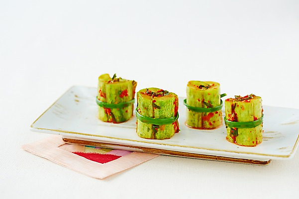 포토 JPG 스튜디오촬영 그릇 식기 접시 한식 반찬 김치 오이 실내 근접촬영 사람없음 전통음식 식탁보 발효 발효음식 오이소박이 국내포토 전통 음식 뷰포인트 채소 내부 파일형식