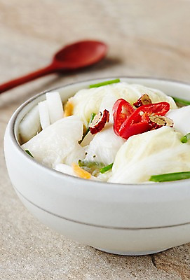 포토 JPG 스튜디오촬영 그릇 식기 한식 고추 반찬 김치 수저 실내 근접촬영 사람없음 아웃포커스 전통음식 대접 발효 물김치 백김치 발효음식 국내포토 전통 음식 뷰포인트 채소 촬영기법 내부 파일형식