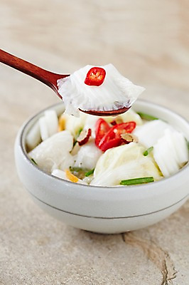 포토 JPG 스튜디오촬영 그릇 식기 한식 고추 반찬 김치 수저 실내 근접촬영 사람없음 아웃포커스 전통음식 대접 발효 물김치 백김치 발효음식 국내포토 전통 음식 뷰포인트 채소 촬영기법 내부 파일형식