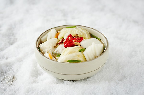 포토 JPG 스튜디오촬영 그릇 식기 한식 고추 반찬 김치 실내 근접촬영 사람없음 전통음식 눈 대접 발효 물김치 발효음식 국내포토 자연요소 전통 음식 뷰포인트 채소 날씨 내부 파일형식