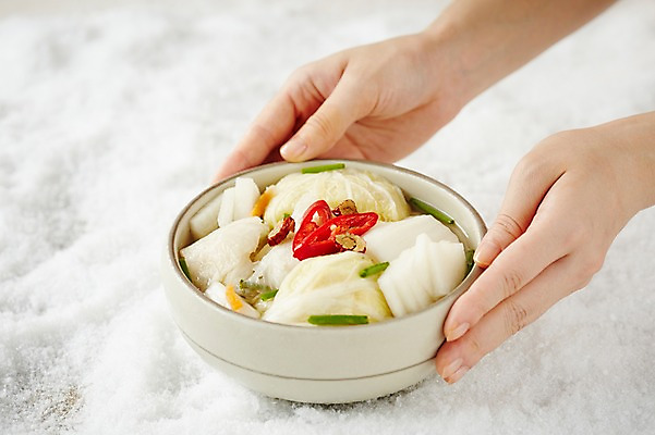 포토 JPG 스튜디오촬영 그릇 식기 손 한식 고추 반찬 김치 실내 한명 근접촬영 신체부위 전통음식 양손 눈 대접 발효 물김치 백김치 발효음식 국내포토 자연요소 1 전통 음식 뷰포인트 채소 날씨 사람 내부 파일형식