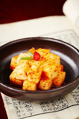 포토 JPG 스튜디오촬영 그릇 식기 접시 한식 반찬 김치 실내 근접촬영 사람없음 아웃포커스 책 펼침 전통음식 깍두기 발효 발효음식 국내포토 전통 음식 뷰포인트 모션 촬영기법 내부 파일형식