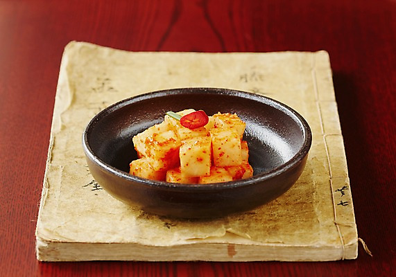 포토 JPG 스튜디오촬영 그릇 식기 접시 한식 반찬 김치 실내 근접촬영 사람없음 책 전통음식 깍두기 발효 발효음식 국내포토 전통 음식 뷰포인트 내부 파일형식