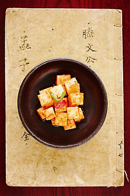 포토 JPG 스튜디오촬영 그릇 식기 접시 한식 반찬 김치 실내 근접촬영 사람없음 책 전통음식 깍두기 발효 발효음식 국내포토 전통 음식 뷰포인트 내부 파일형식