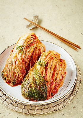 포토 JPG 스튜디오촬영 그릇 식기 접시 한식 젓가락 반찬 김치 실내 근접촬영 사람없음 아웃포커스 전통음식 발효 배추김치 발효음식 국내포토 전통 음식 뷰포인트 촬영기법 수저 내부 파일형식