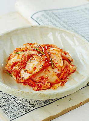 포토 JPG 스튜디오촬영 그릇 식기 접시 한식 반찬 김치 실내 근접촬영 사람없음 아웃포커스 책 펼침 전통음식 발효 깨 배추김치 발효음식 겉절이 국내포토 전통 음식 뷰포인트 식재료 모션 촬영기법 내부 조미료 파일형식