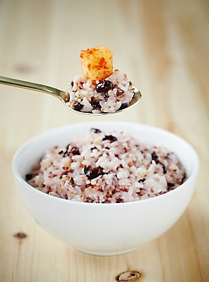 포토 JPG 스튜디오촬영 그릇 식기 한식 음식 밥 반찬 김치 수저 실내 근접촬영 사람없음 아웃포커스 전통음식 깍두기 발효 밥그릇 오곡밥 국내포토 전통 뷰포인트 촬영기법 내부 파일형식