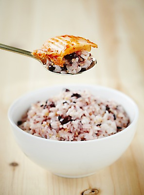 포토 JPG 스튜디오촬영 그릇 식기 한식 음식 밥 반찬 김치 수저 실내 근접촬영 사람없음 아웃포커스 전통음식 발효 배추김치 밥그릇 오곡밥 국내포토 전통 뷰포인트 촬영기법 내부 파일형식