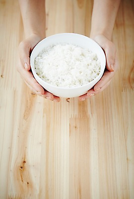 포토 JPG 스튜디오촬영 그릇 식기 손 한식 음식 밥 실내 한명 들기 근접촬영 신체부위 전통음식 양손 밥그릇 쌀밥 국내포토 1 전통 뷰포인트 모션 사람 내부 파일형식