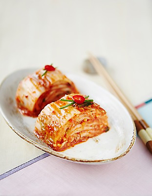 포토 JPG 스튜디오촬영 그릇 식기 접시 한식 젓가락 반찬 김치 실내 근접촬영 사람없음 아웃포커스 전통음식 식탁보 발효 배추김치 발효음식 국내포토 전통 음식 뷰포인트 촬영기법 수저 내부 파일형식