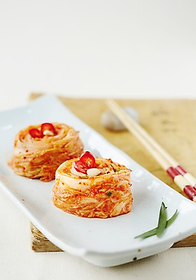 포토 JPG 스튜디오촬영 그릇 식기 접시 한식 젓가락 반찬 김치 실내 근접촬영 사람없음 아웃포커스 책 전통음식 발효 배추김치 발효음식 국내포토 전통 음식 뷰포인트 촬영기법 수저 내부 파일형식