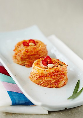 포토 JPG 스튜디오촬영 그릇 식기 접시 한식 반찬 김치 실내 근접촬영 사람없음 아웃포커스 전통음식 식탁보 발효 배추김치 발효음식 국내포토 전통 음식 뷰포인트 촬영기법 내부 파일형식