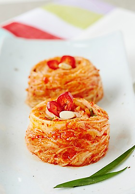 포토 JPG 스튜디오촬영 그릇 식기 접시 한식 반찬 김치 실내 근접촬영 사람없음 아웃포커스 전통음식 식탁보 발효 배추김치 발효음식 국내포토 전통 음식 뷰포인트 촬영기법 내부 파일형식