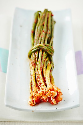 포토 JPG 스튜디오촬영 그릇 식기 접시 한식 반찬 김치 실내 근접촬영 사람없음 아웃포커스 전통음식 식탁보 발효 파 발효음식 파김치 국내포토 전통 음식 뷰포인트 채소 촬영기법 내부 파일형식