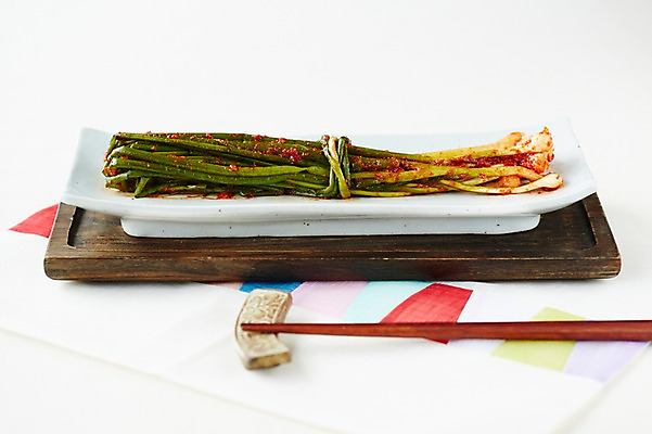 포토 JPG 스튜디오촬영 그릇 식기 접시 한식 젓가락 반찬 김치 실내 근접촬영 사람없음 전통음식 식탁보 발효 파 발효음식 파김치 국내포토 전통 음식 뷰포인트 채소 수저 내부 파일형식