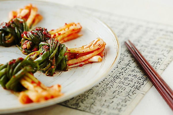 포토 JPG 스튜디오촬영 그릇 식기 접시 종이 한식 젓가락 반찬 김치 실내 근접촬영 사람없음 아웃포커스 전통음식 발효 파 발효음식 파김치 국내포토 전통 음식 뷰포인트 채소 촬영기법 수저 내부 파일형식