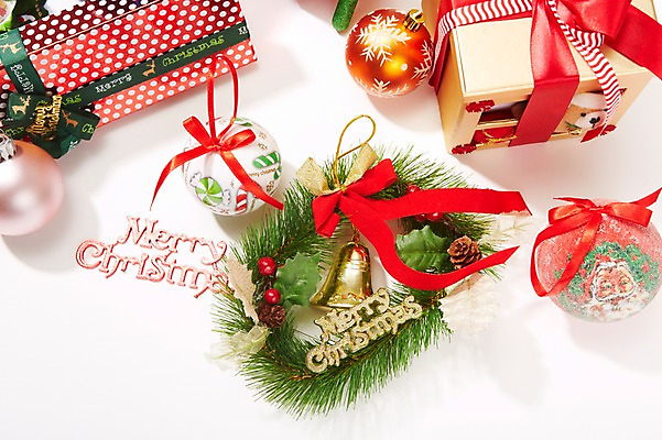 포토 JPG 스튜디오촬영 식물 기념일 리본 크리스마스장식 크리스마스 포장 크리스마스용품 선물 누끼 이벤트 사람없음 장식 선물상자 종 방울 풀 오브젝트 솔방울 국내포토 실내 상자 용품 파일형식