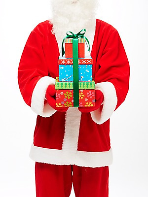 포토 JPG 스튜디오촬영 기념일 리본 컬러 크리스마스 포장 산타옷 크리스마스용품 크리스마스선물 선물 한명 들기 이벤트 상반신 신체부위 빨간색 선물상자 상자 산타클로스 오브젝트 국내포토 1 옷 모션 실내 사람 용품 파일형식