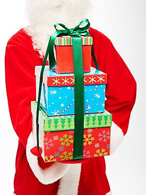 포토 JPG 스튜디오촬영 기념일 리본 컬러 크리스마스 포장 산타옷 크리스마스용품 크리스마스선물 선물 한명 들기 이벤트 상반신 신체부위 빨간색 선물상자 상자 산타클로스 오브젝트 국내포토 1 옷 모션 실내 사람 용품 파일형식