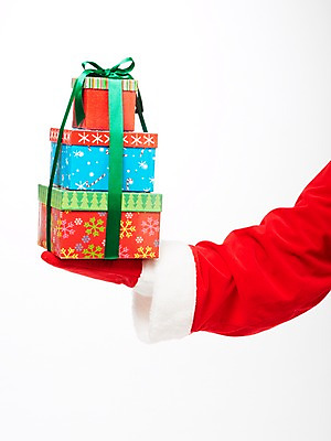 포토 JPG 스튜디오촬영 손 기념일 리본 컬러 크리스마스 포장 산타옷 크리스마스용품 크리스마스선물 선물 한명 들기 이벤트 신체부위 빨간색 선물상자 상자 산타클로스 오브젝트 팔 국내포토 1 옷 모션 실내 사람 용품 파일형식