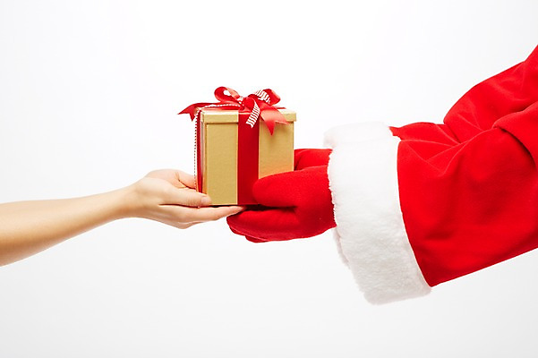 포토 JPG 스튜디오촬영 손 기념일 리본 컬러 크리스마스장식 크리스마스 포장 산타옷 크리스마스용품 선물 이벤트 두명 신체부위 장식 빨간색 선물상자 상자 산타클로스 오브젝트 주기 국내포토 옷 모션 실내 사람 용품 파일형식