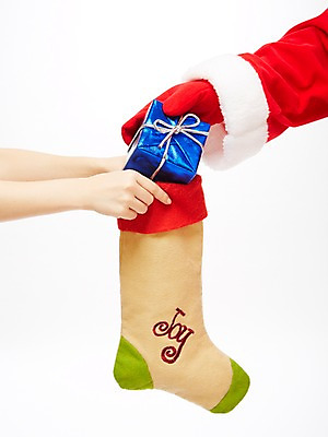 포토 JPG 스튜디오촬영 손 기념일 리본 컬러 크리스마스장식 크리스마스 포장 산타옷 크리스마스용품 양말 크리스마스선물 선물 이벤트 두명 신체부위 장식 빨간색 선물상자 상자 산타클로스 오브젝트 주기 크리스마스양말 국내포토 옷 모션 실내 사람 용품 파일형식