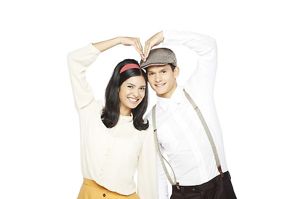 포토 JPG 스튜디오촬영 서양인 외국인 해외기획촬영 모자 커플 2012년태국 여자 남자 행복 모션 함께함 실내 사랑 웃음 누끼 사람 손짓 상반신 20대 성인 두명 앞모습 다정 하트 머리띠 멜빵 복고 청년만 성인만 국내포토 모양 잡화 감정 뷰포인트 컨셉 장신구 관계 표정 인종 청년 내부 파일형식