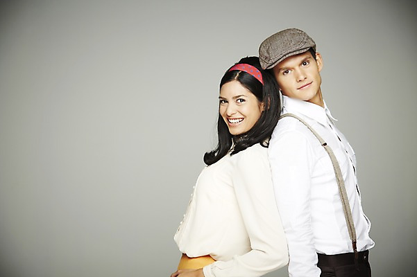 포토 JPG 스튜디오촬영 서양인 외국인 해외기획촬영 모자 커플 2012년태국 여자 남자 행복 회색배경 함께함 실내 사랑 웃음 사람 상반신 20대 성인 두명 옆모습 다정 등맞대기 머리띠 멜빵 복고 청년만 성인만 국내포토 잡화 감정 뷰포인트 백그라운드 컨셉 장신구 관계 모션 표정 인종 청년 내부 회색 파일형식