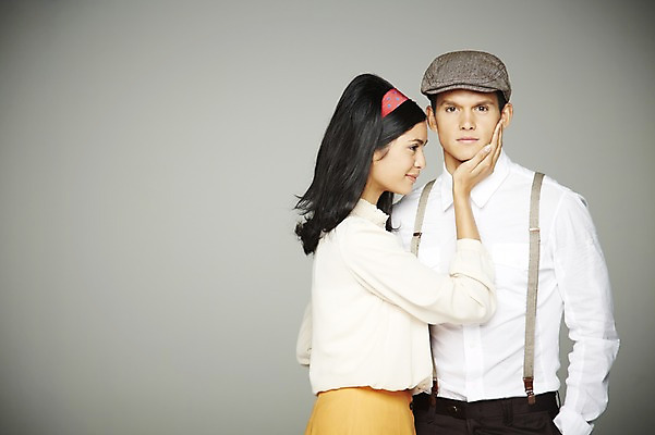 포토 JPG 스튜디오촬영 서양인 외국인 해외기획촬영 모자 커플 2012년태국 여자 남자 행복 회색배경 함께함 실내 사랑 사람 상반신 20대 성인 두명 앞모습 옆모습 다정 머리띠 멜빵 복고 청년만 성인만 국내포토 잡화 감정 뷰포인트 백그라운드 컨셉 장신구 관계 인종 청년 내부 회색 파일형식