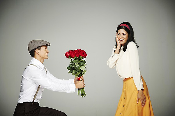 포토 JPG 스튜디오촬영 서양인 외국인 식물 해외기획촬영 모자 커플 2012년태국 여자 남자 꽃 행복 꽃다발 프로포즈 회색배경 함께함 실내 사랑 서기 웃음 들기 사람 이벤트 상반신 20대 성인 두명 옆모습 장미 마주보기 다정 놀람 기쁨 머리띠 무릎꿇기 멜빵 주기 복고 서프라이즈 청년만 성인만 국내포토 잡화 감정 뷰포인트 백그라운드 컨셉 장신구 관계 모션 표정 인종 청년 내부 회색 파일형식